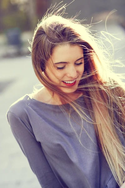 Glücklich blondes Mädchen im städtischen Hintergrund — Stockfoto