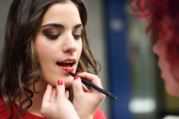Привлекательный рот женщины с модой красные губы макияж — стоковое фото