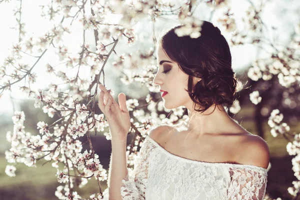 Retrato de mujer joven en el jardín florecido en la primavera tim — Foto de Stock