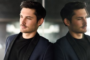 Yakışıklı adam, moda, modern takım elbise modeli.