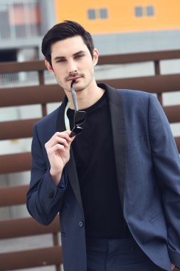 Modern takım ve güneş gözlüğü adam, moda, model.
