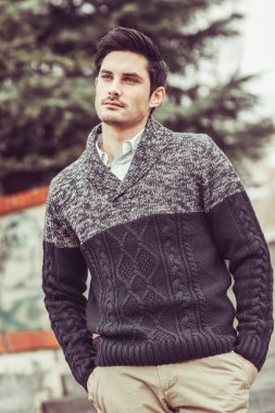 çekici genç yakışıklı adam, kentsel backgro moda model