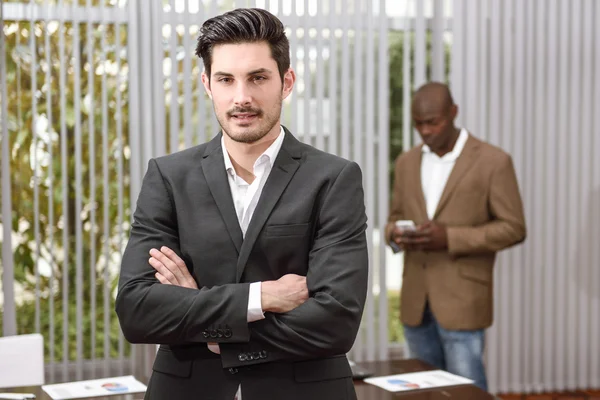 Glad ung affärsman i formalwear att hålla armarna korsade — Stockfoto