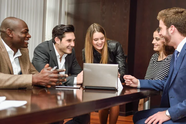 Gruppe multiethnisch beschäftigter Menschen, die in einem Büro arbeiten — Stockfoto