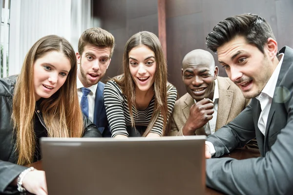 Groupe de personnes multiethniques occupées regardant un ordinateur portable — Photo