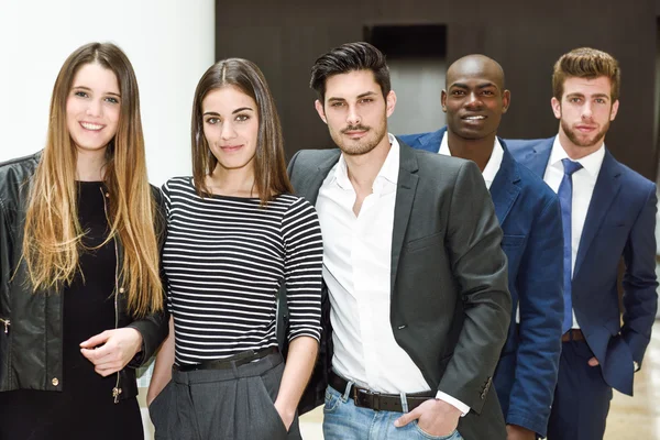 Equipo de negocios multiétnicos de pie en un edificio de oficinas — Foto de Stock