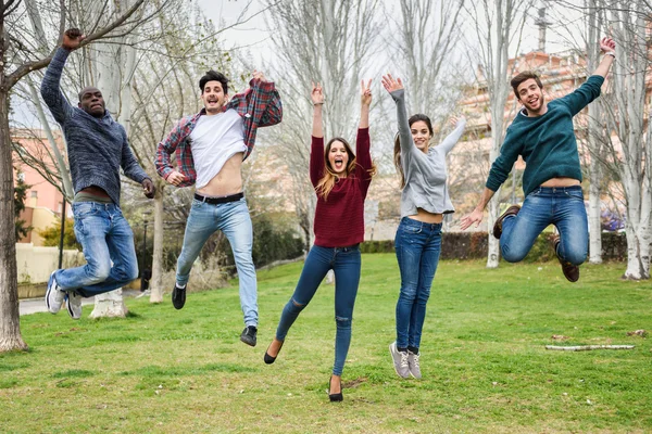 Gruppo di giovani che saltano insieme all'aria aperta — Foto Stock