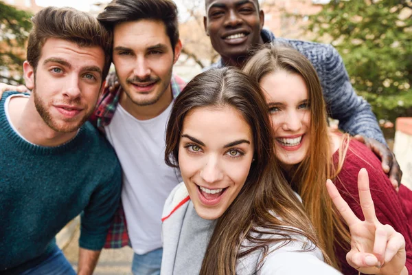 Grupo de amigos se divertindo juntos ao ar livre — Fotografia de Stock