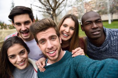 Arkadaşlar selfie alarak çok ırklı grup