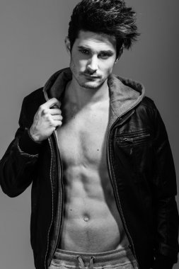 Atletik adam giyen kapüşonlu ceket. Stüdyo vurdu