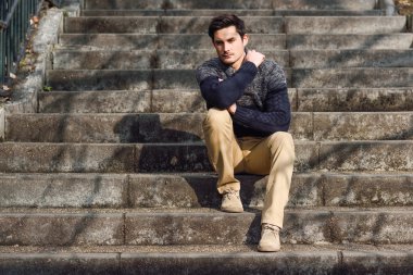 çekici genç yakışıklı adam, kentsel backgro moda model
