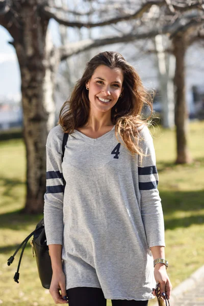 Femme portant des vêtements décontractés dans la rue — Photo