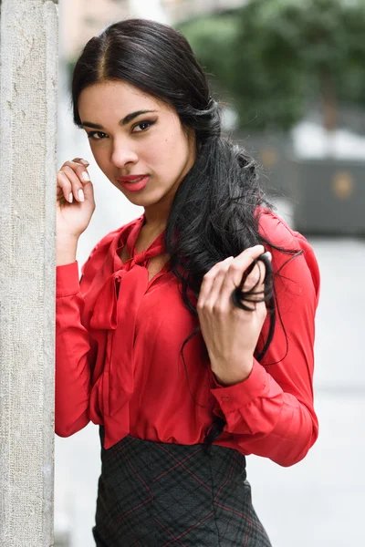 Hispanic stewardess in stedelijke achtergrond — Stockfoto