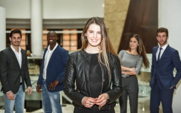 Líder mujer de negocios mirando la cámara en el ambiente de trabajo . — Foto de Stock