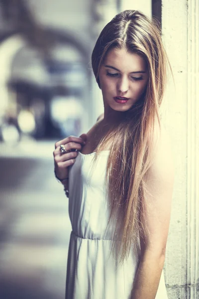 Menina loira bonita em fundo urbano — Fotografia de Stock