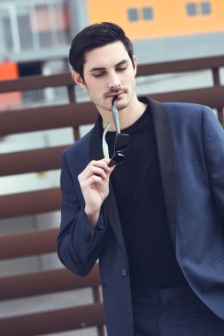Modern takım ve güneş gözlüğü adam, moda, model.