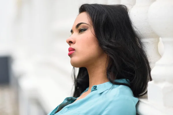 Hispanic young woman wearing casual clothes in urban background — Stock Photo, Image