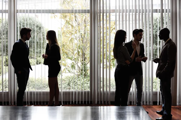 Silhouetten von Geschäftsleuten interagieren Hintergrund Geschäft ce — Stockfoto