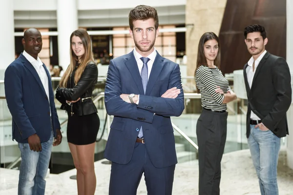 Líder empresario con los brazos cruzados en el ambiente de trabajo — Foto de Stock