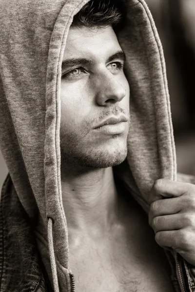 Handsome young man with blue eyes in urban background — Stock Photo, Image