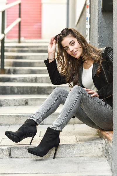 Mujer de fondo urbano vestida con ropa casual — Foto de Stock