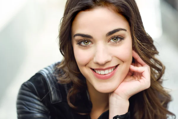 Vrouw in stedelijke achtergrond dragen casual kleding — Stockfoto