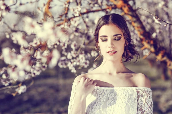 Retrato de mujer joven en el jardín florecido en la primavera tim — Foto de Stock