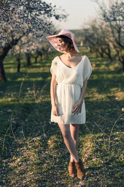 Retrato de mujer joven en el jardín florecido en la primavera tim — Foto de Stock