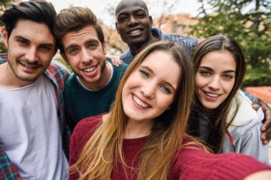 Arkadaşlar selfie alarak çok ırklı grup