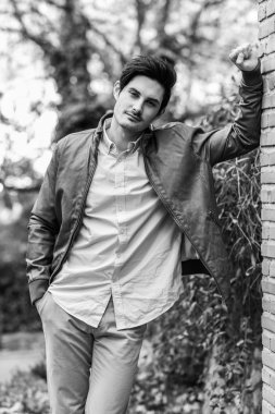 çekici genç yakışıklı adam, kentsel backgro moda model