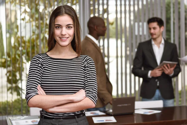 Businesswoman leader with arms crossed in working environment — Stock Photo, Image