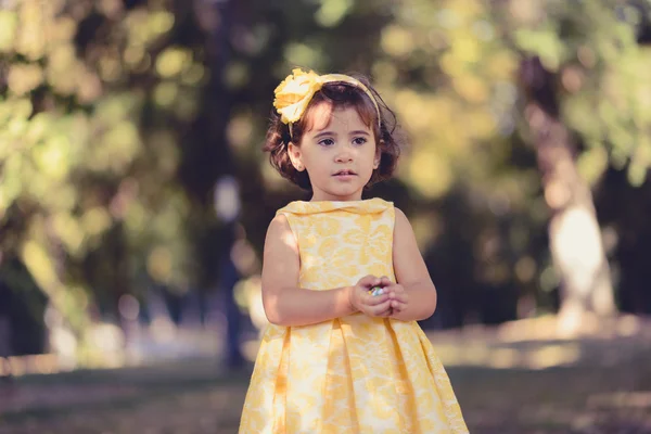 Маленькая девочка бегает и играет в парке — стоковое фото