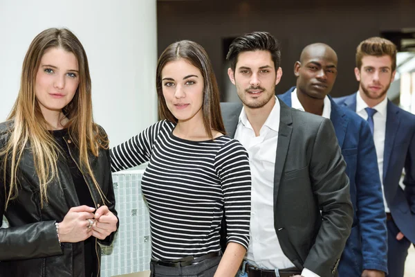 Multietniska business team stående i en kontorsbyggnad — Stockfoto