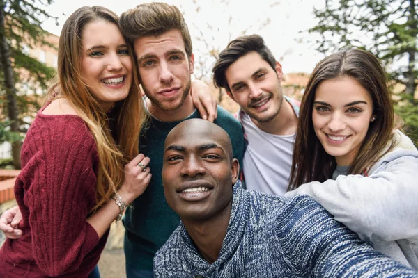 Grupo multirracial de amigos tomando selfie — Fotografia de Stock