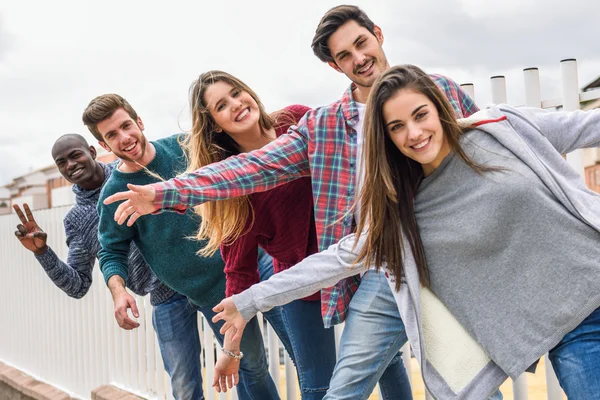 Grupo de amigos divirtiéndose juntos al aire libre — Foto de Stock