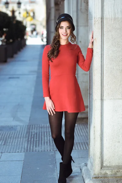 Woman in urban background wearing casual clothes — Stock Photo, Image