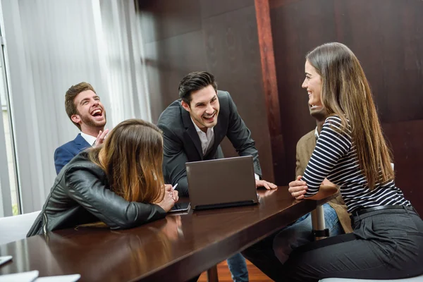 Gruppe multiethnisch beschäftigter Menschen, die in einem Büro arbeiten — Stockfoto