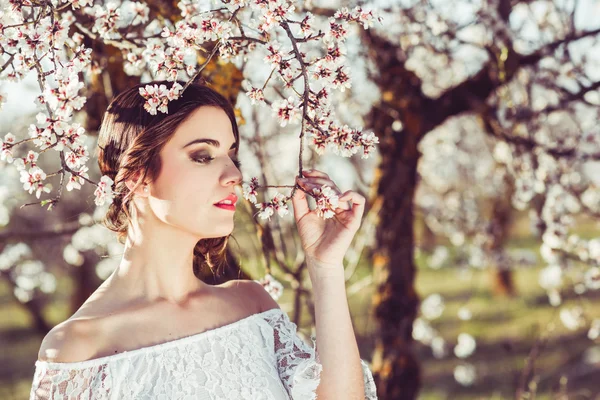 Retrato de mujer joven en el jardín florecido en la primavera tim — Foto de Stock