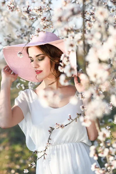 Retrato de mujer joven en el jardín florecido en la primavera tim — Foto de Stock