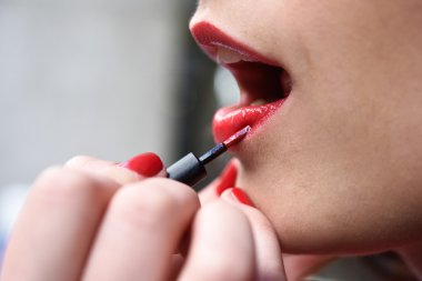 Makyaj moda kırmızı ile çekici kadının ağız dudaklar