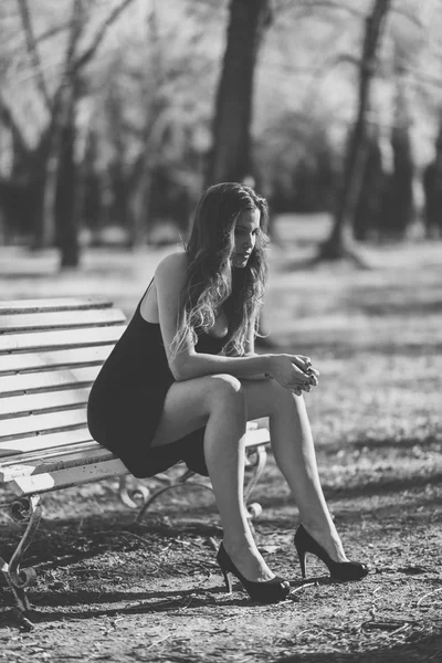 Hermosa mujer en un parque urbano — Foto de Stock