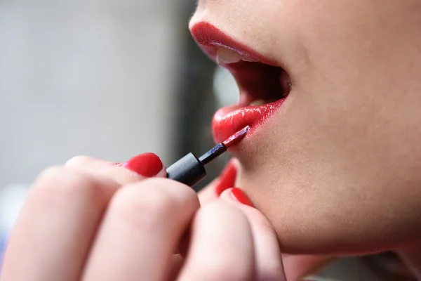 Bouche de femme attrayante avec maquillage des lèvres rouges à la mode — Photo