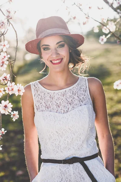 Retrato de mujer joven en el jardín florecido en la primavera tim — Foto de Stock