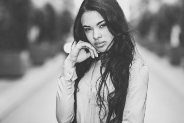 Kentsel arka planda rahat kıyafetler giyen İspanyol genç kadın