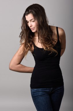 Rahat kıyafetler giyen kadın, moda, model