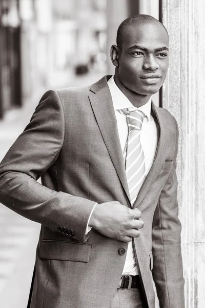 Handsome black man wearing suit in urban background — Stock Photo, Image