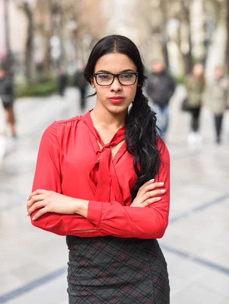 Hispanic stewardess in urban background — Stock Photo, Image