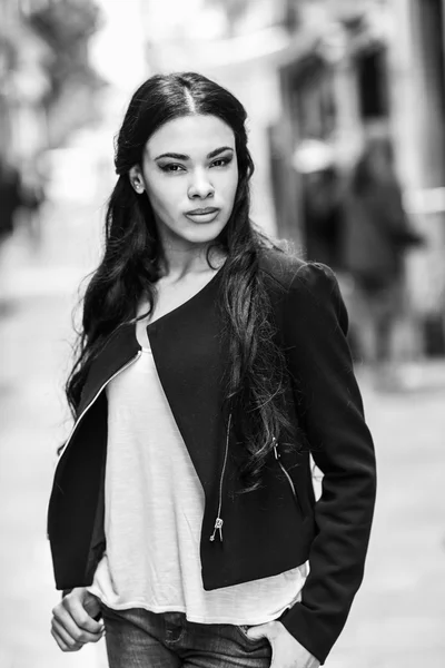 Giovane donna ispanica che indossa abiti casual in background urbano — Foto Stock