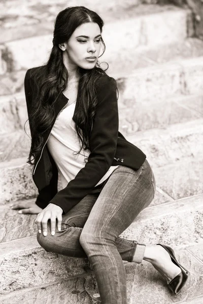 Hispanic young woman wearing casual clothes in urban background — Stock Photo, Image