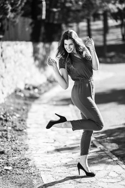 Žena nosí ležérní oblečení na ulici — Stock fotografie